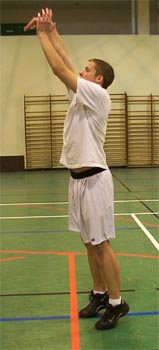les 2 bras vers le cercle, main forte au dessus